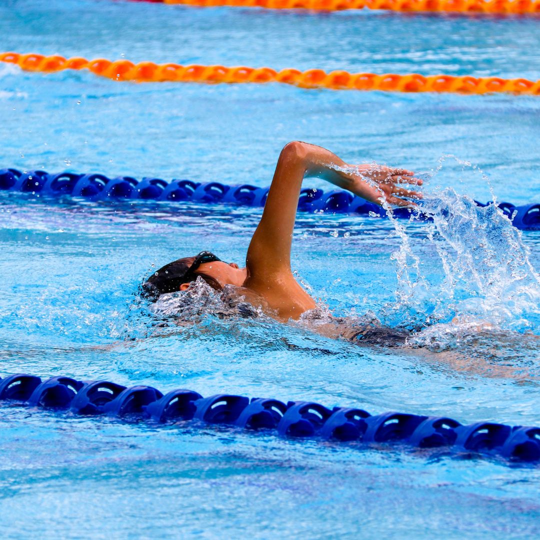 Kraulschwimmen eines Kindes bildhaft dargelegt. Schwimmschule Marlin trainiert alle Arten des Schwimmens für Kinder und Erwachsene.